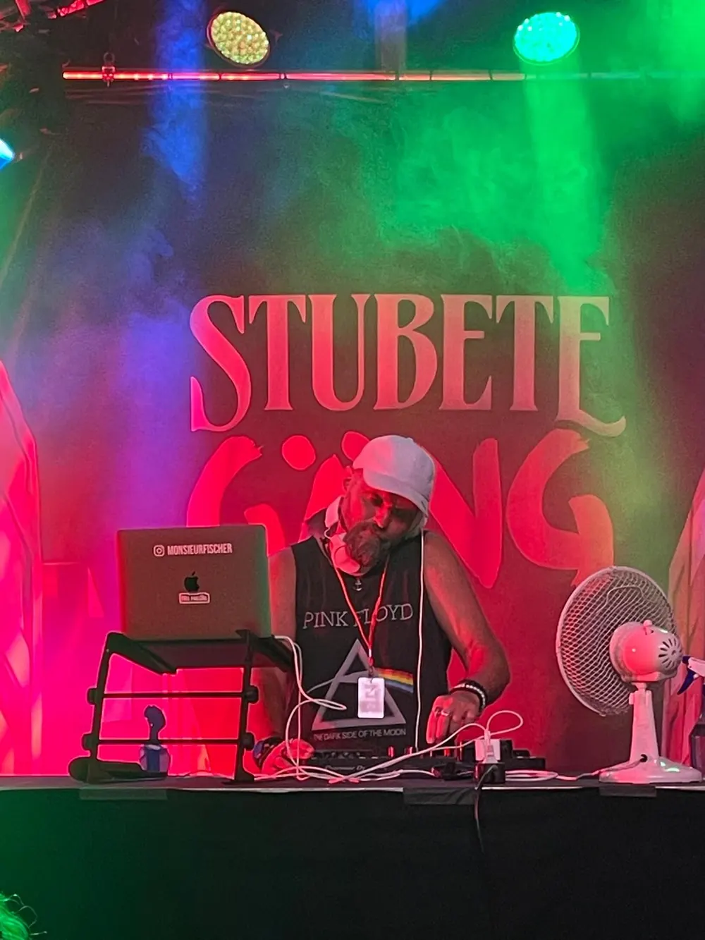 DJ-Pult auf der Bühne vor dem Schriftzug Stubete Gäng