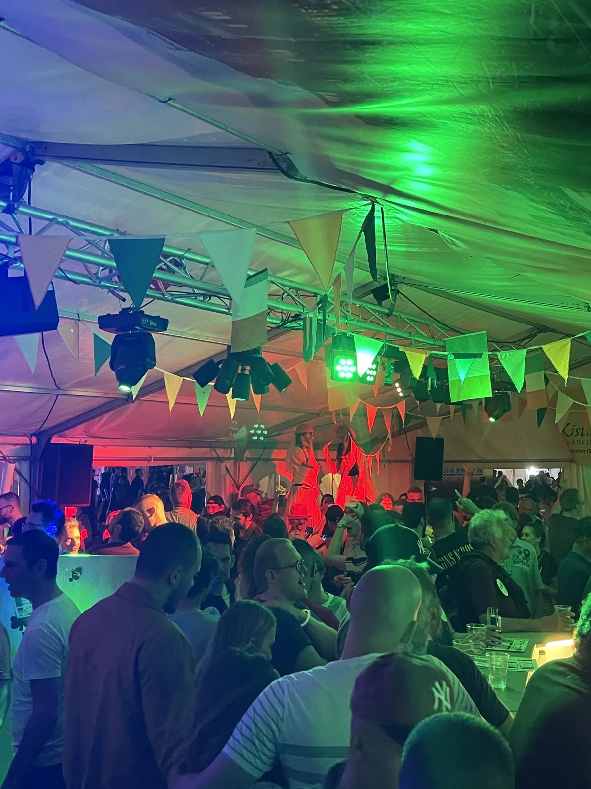 Volles Festzelt in grünem Licht